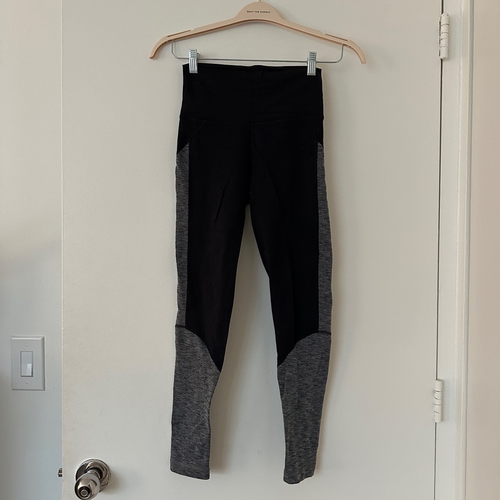 TNA Aritzia Black and grey leggings